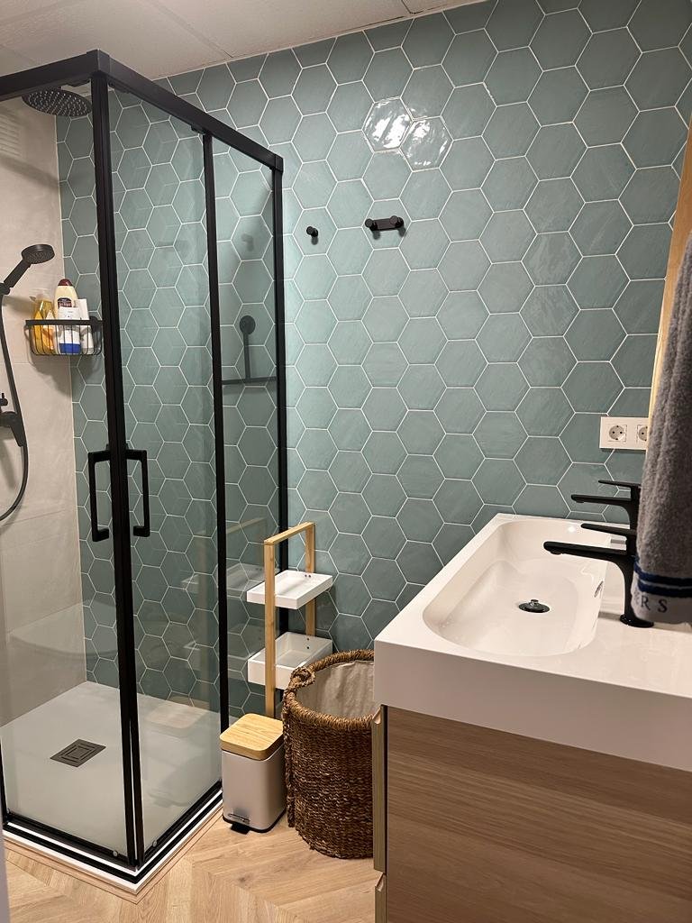Baño con suelo imitación madera