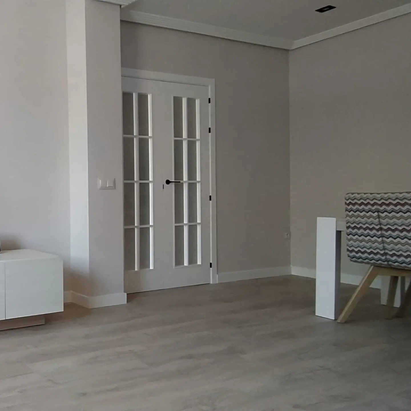 Remates en salón con laminado gris