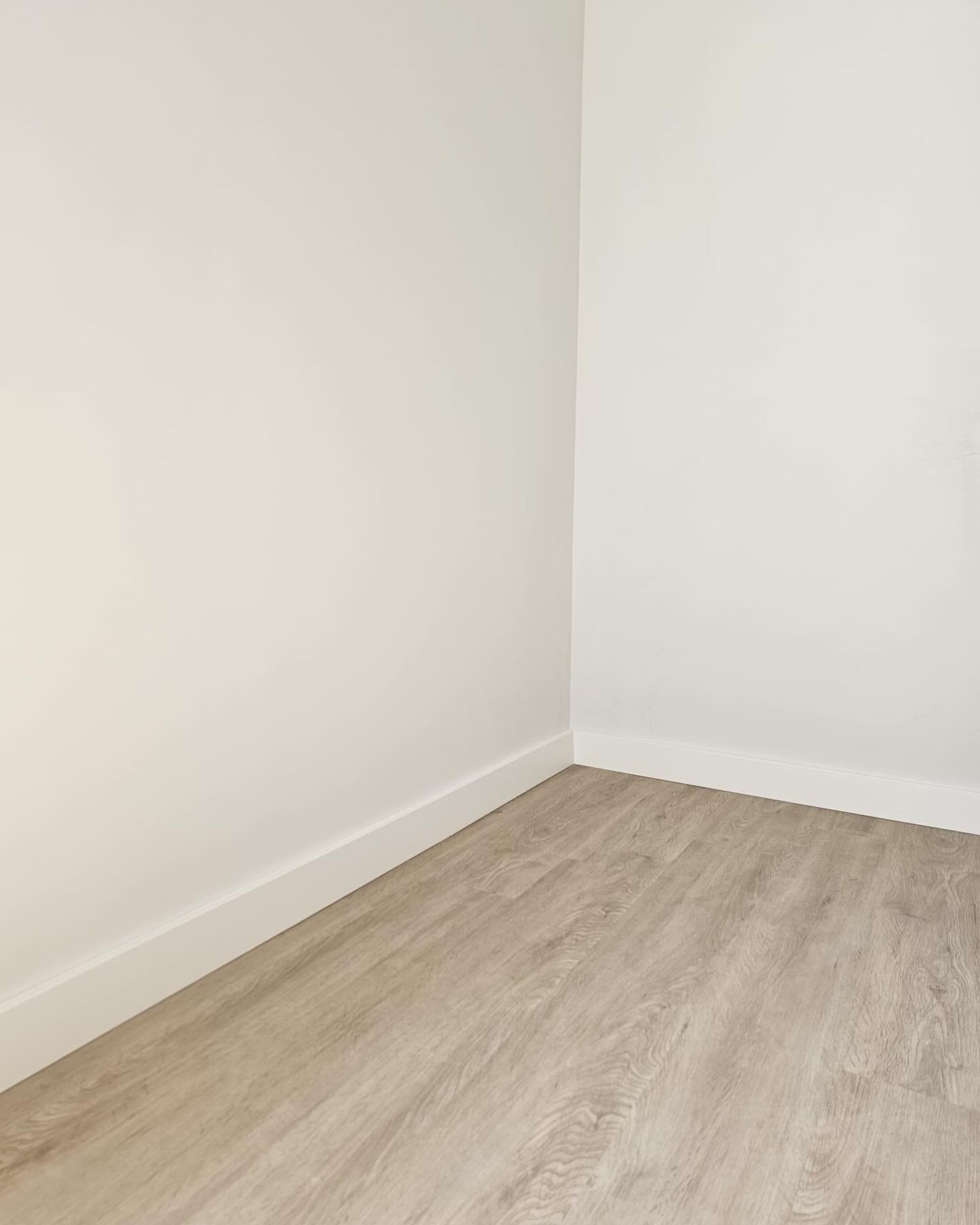 Rodapié blanco con laminado claro