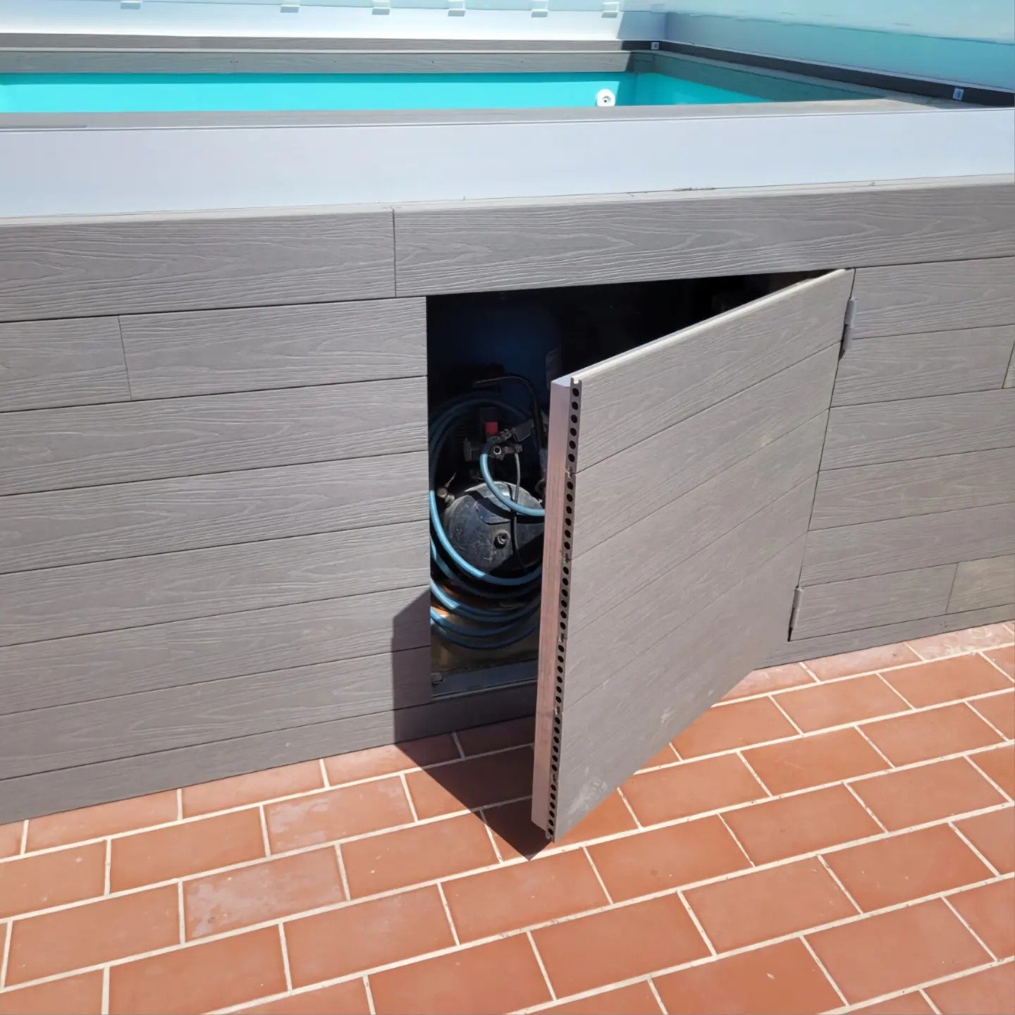 Lateral de piscina revestido