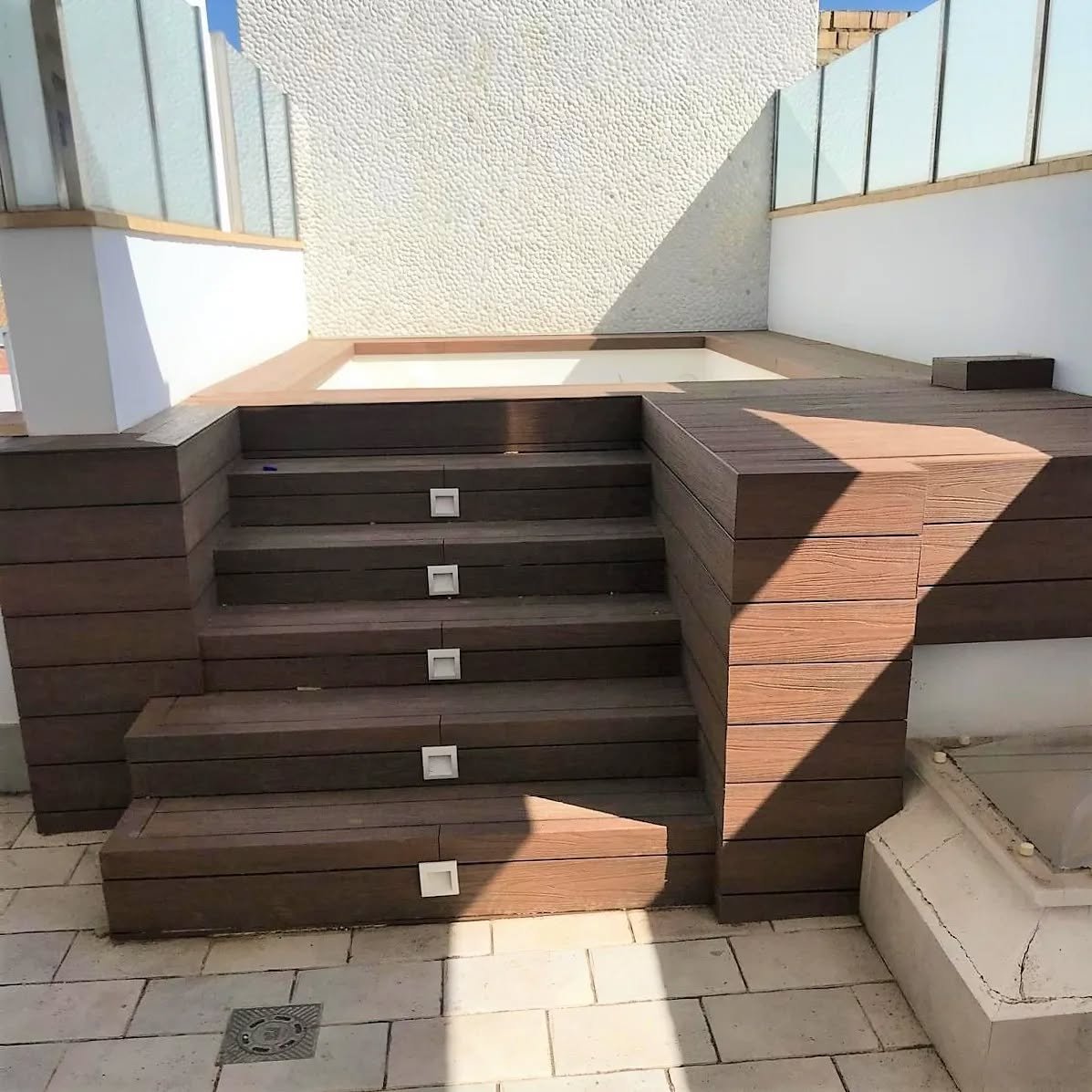 Escalera exterior en tarima
